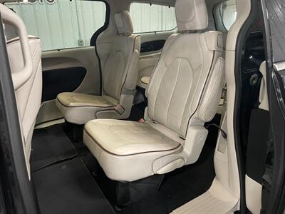 2017 Chrysler Pacifica Limited - Photo 18 - Saint Louis, MI 48880-9800