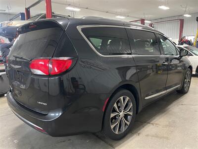 2017 Chrysler Pacifica Limited - Photo 5 - Saint Louis, MI 48880-9800