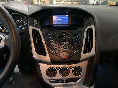 2014 Ford Focus SE - Photo 14 - Saint Louis, MI 48880-9800