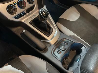 2014 Ford Focus SE - Photo 15 - Saint Louis, MI 48880-9800