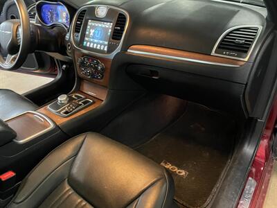 2017 Chrysler 300 C Platinum   - Photo 18 - Saint Louis, MI 48880-9800