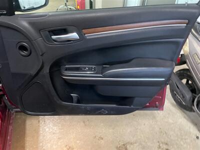 2017 Chrysler 300 C Platinum   - Photo 19 - Saint Louis, MI 48880-9800