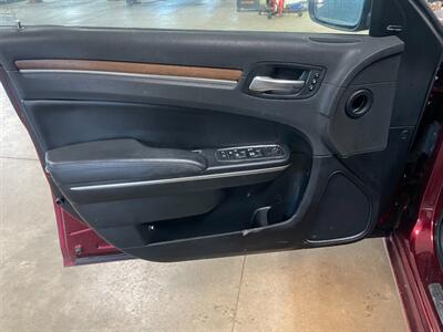 2017 Chrysler 300 C Platinum   - Photo 20 - Saint Louis, MI 48880-9800