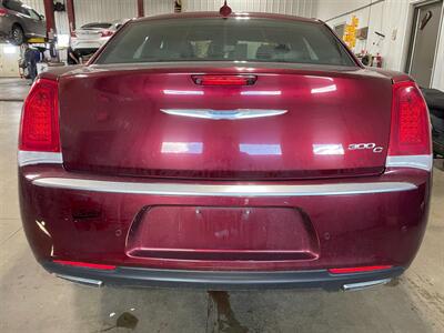 2017 Chrysler 300 C Platinum   - Photo 7 - Saint Louis, MI 48880-9800