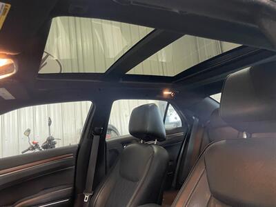 2017 Chrysler 300 C Platinum   - Photo 13 - Saint Louis, MI 48880-9800