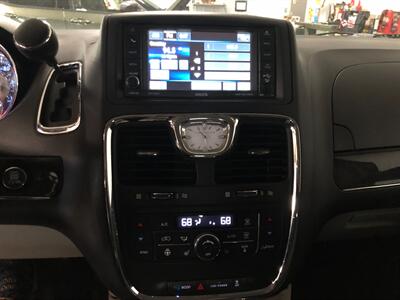 2016 Chrysler Town & Country Touring-L - Photo 11 - Saint Louis, MI 48880-9800