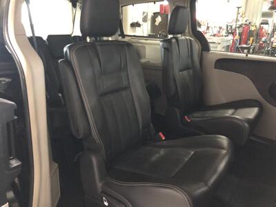 2016 Chrysler Town & Country Touring-L - Photo 16 - Saint Louis, MI 48880-9800