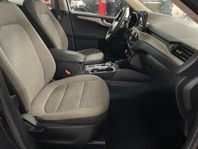 2020 Ford Escape SE   - Photo 16 - Saint Louis, MI 48880-9800