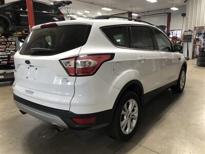 2018 Ford Escape SE   - Photo 5 - Saint Louis, MI 48880-9800