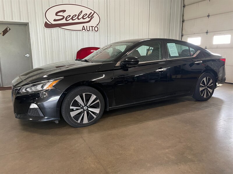 2021 Nissan Altima 2.5 SV   - Photo 1 - Saint Louis, MI 48880-9800