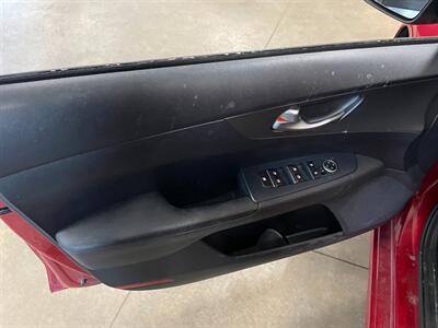 2020 Kia Forte LXS   - Photo 23 - Saint Louis, MI 48880-9800
