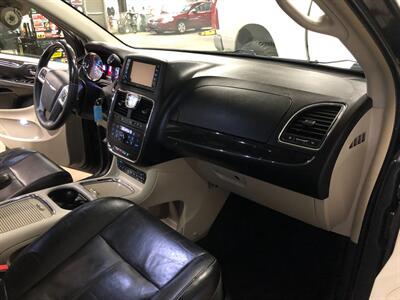 2012 Chrysler Town & Country Limited - Photo 18 - Saint Louis, MI 48880-9800