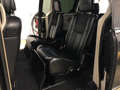 2012 Chrysler Town & Country Limited - Photo 15 - Saint Louis, MI 48880-9800