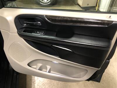 2012 Chrysler Town & Country Limited - Photo 19 - Saint Louis, MI 48880-9800
