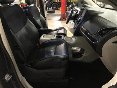2012 Chrysler Town & Country Limited - Photo 17 - Saint Louis, MI 48880-9800