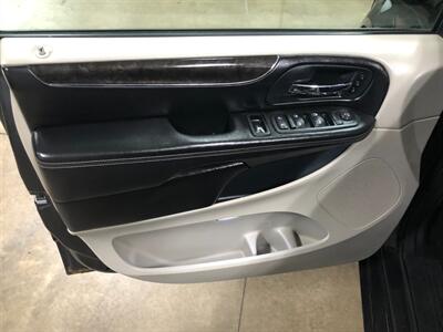 2012 Chrysler Town & Country Limited - Photo 26 - Saint Louis, MI 48880-9800