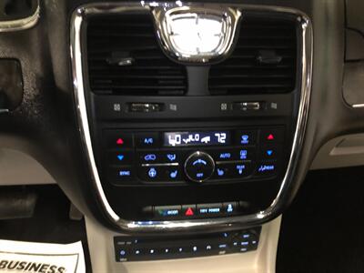 2012 Chrysler Town & Country Limited - Photo 13 - Saint Louis, MI 48880-9800