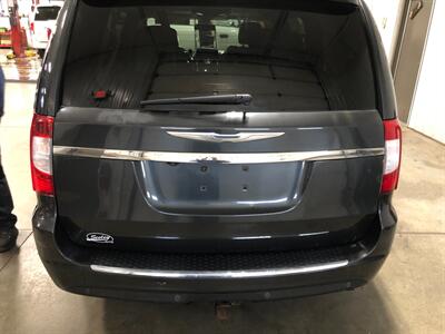 2012 Chrysler Town & Country Limited - Photo 7 - Saint Louis, MI 48880-9800