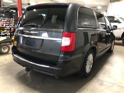 2012 Chrysler Town & Country Limited - Photo 6 - Saint Louis, MI 48880-9800