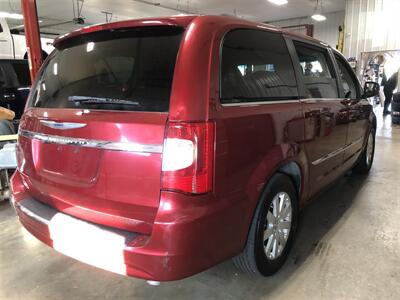 2016 Chrysler Town & Country Touring   - Photo 5 - Saint Louis, MI 48880-9800