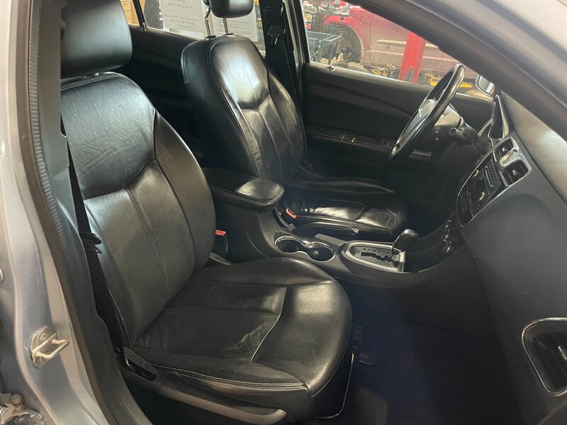 2014 Chrysler 200 Limited - Photo 17 - Saint Louis, MI 48880-9800