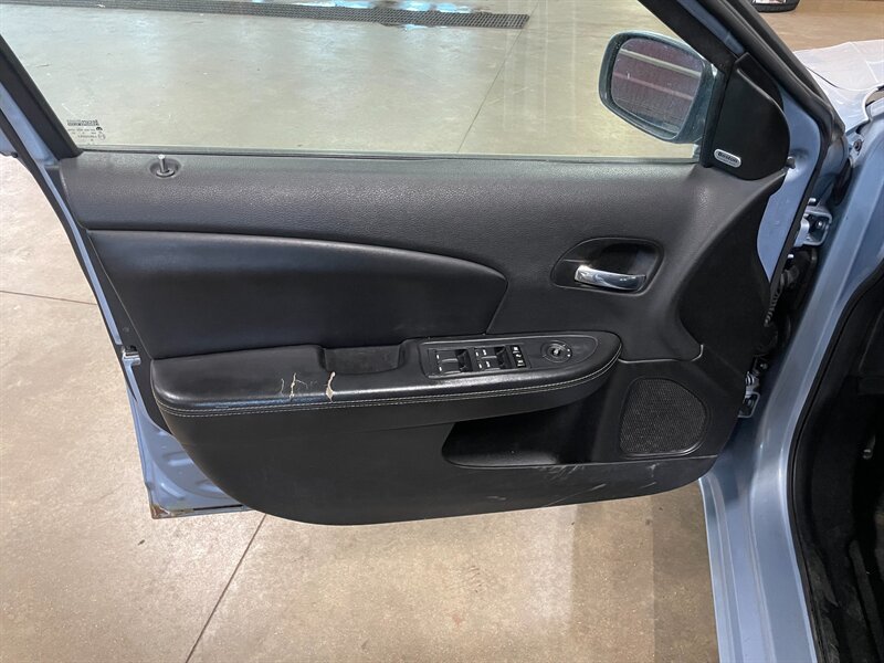 2014 Chrysler 200 Limited - Photo 20 - Saint Louis, MI 48880-9800