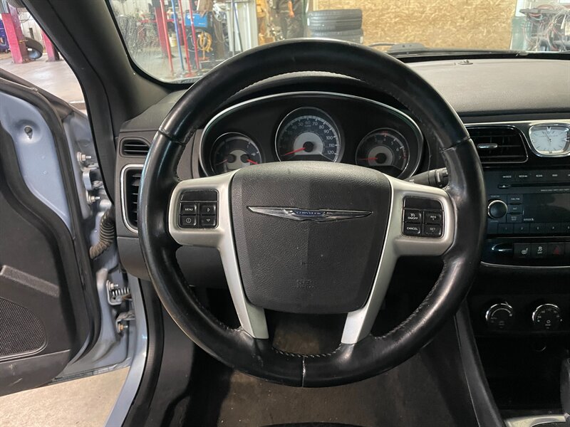 2014 Chrysler 200 Limited - Photo 9 - Saint Louis, MI 48880-9800