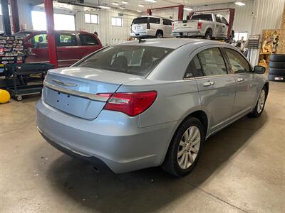 2014 Chrysler 200 Limited - Photo 6 - Saint Louis, MI 48880-9800