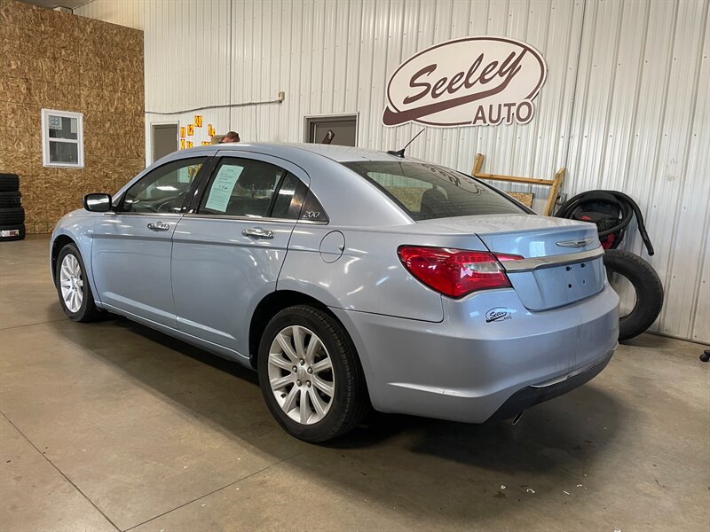 2014 Chrysler 200 Limited - Photo 3 - Saint Louis, MI 48880-9800