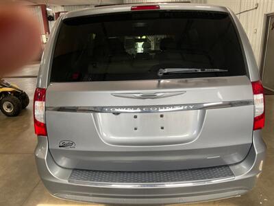 2013 Chrysler Town and Country Touring-L - Photo 7 - Saint Louis, MI 48880-9800