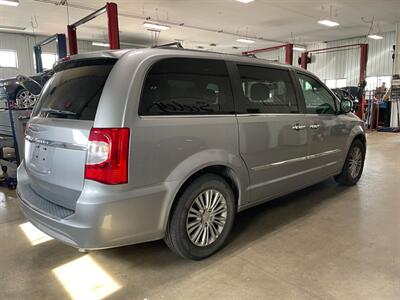 2013 Chrysler Town and Country Touring-L - Photo 6 - Saint Louis, MI 48880-9800