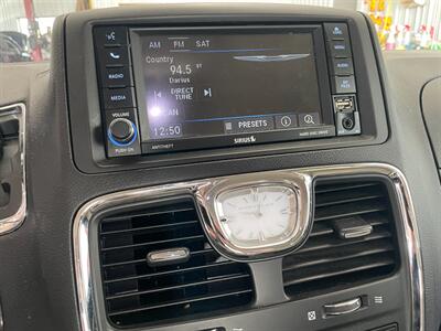 2013 Chrysler Town and Country Touring-L - Photo 14 - Saint Louis, MI 48880-9800