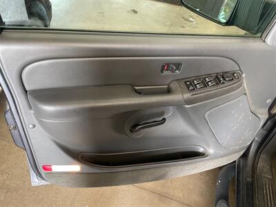 2005 Chevrolet Silverado 3500   - Photo 22 - Saint Louis, MI 48880-9800