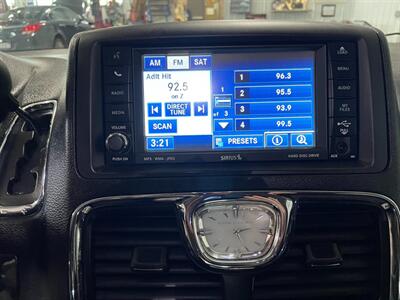 2011 Chrysler Town and Country Touring   - Photo 13 - Saint Louis, MI 48880-9800