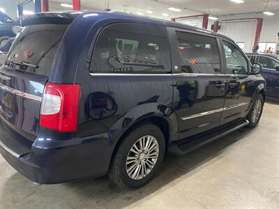 2015 Chrysler Town and Country Touring-L - Photo 6 - Saint Louis, MI 48880-9800