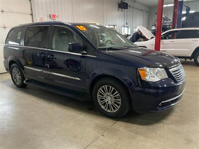 2015 Chrysler Town and Country Touring-L - Photo 5 - Saint Louis, MI 48880-9800