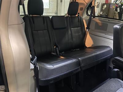 2015 Chrysler Town and Country Touring-L - Photo 21 - Saint Louis, MI 48880-9800