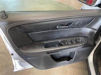 2015 Chevrolet Traverse LT - Photo 22 - Saint Louis, MI 48880-9800