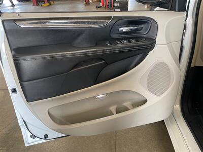 2016 Chrysler Town and Country Touring - Photo 22 - Saint Louis, MI 48880-9800