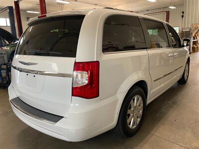 2016 Chrysler Town and Country Touring - Photo 6 - Saint Louis, MI 48880-9800