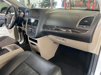 2016 Chrysler Town and Country Touring - Photo 20 - Saint Louis, MI 48880-9800