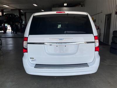 2016 Chrysler Town and Country Touring - Photo 25 - Saint Louis, MI 48880-9800