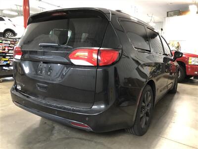 2018 Chrysler Pacifica Touring L Plus   - Photo 6 - Saint Louis, MI 48880-9800
