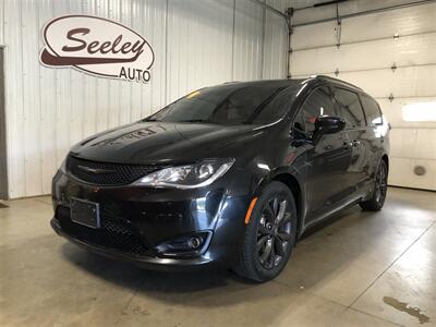 2018 Chrysler Pacifica Touring L Plus   - Photo 2 - Saint Louis, MI 48880-9800