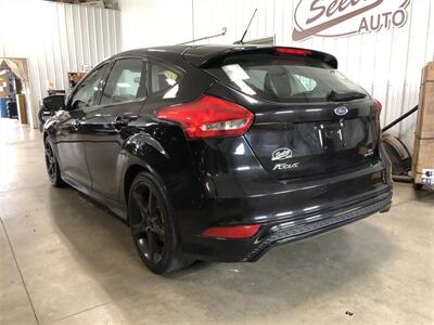 2016 Ford Focus SE   - Photo 3 - Saint Louis, MI 48880-9800