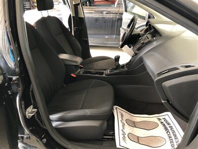 2016 Ford Focus SE   - Photo 16 - Saint Louis, MI 48880-9800