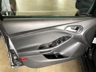 2016 Ford Focus SE   - Photo 19 - Saint Louis, MI 48880-9800