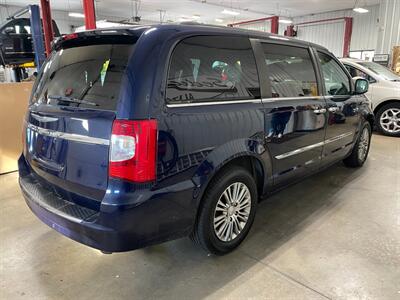 2014 Chrysler Town and Country Touring-L   - Photo 6 - Saint Louis, MI 48880-9800