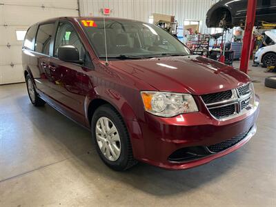 2017 Dodge Grand Caravan SE   - Photo 4 - Saint Louis, MI 48880-9800