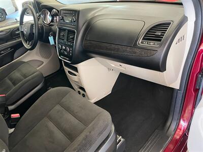 2017 Dodge Grand Caravan SE   - Photo 20 - Saint Louis, MI 48880-9800